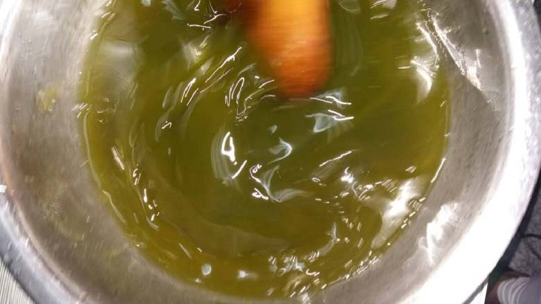 观音豆腐(家乡美食),豆荚灰(就好像做豆腐的盐卤起到凝固作用)倒入全部过滤好的粘液,搅拌均匀,稍后就凝固定型。