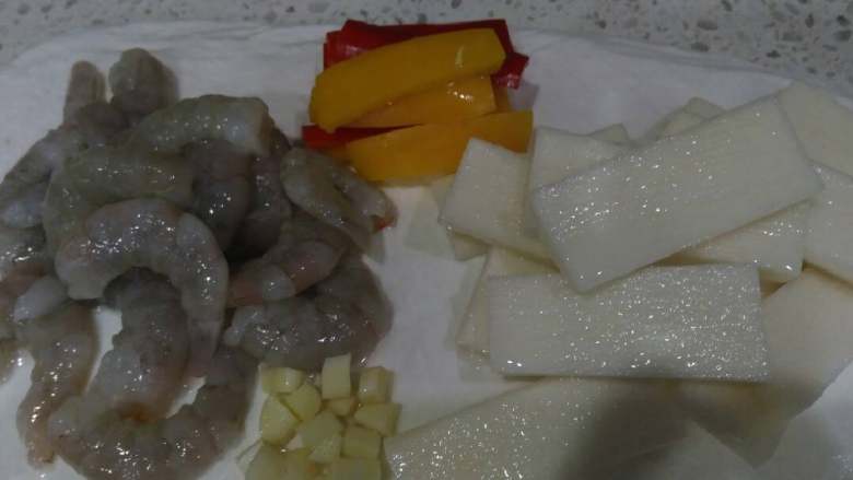鲜淮山手扒虾,1.用开水煮5分钟
2.用鸡蛋清和生粉合成蛋浆
3.用不沾锅煎制金黄色
4.蒜丁爆锅,放入煎好的虾和山药,翻炒即可