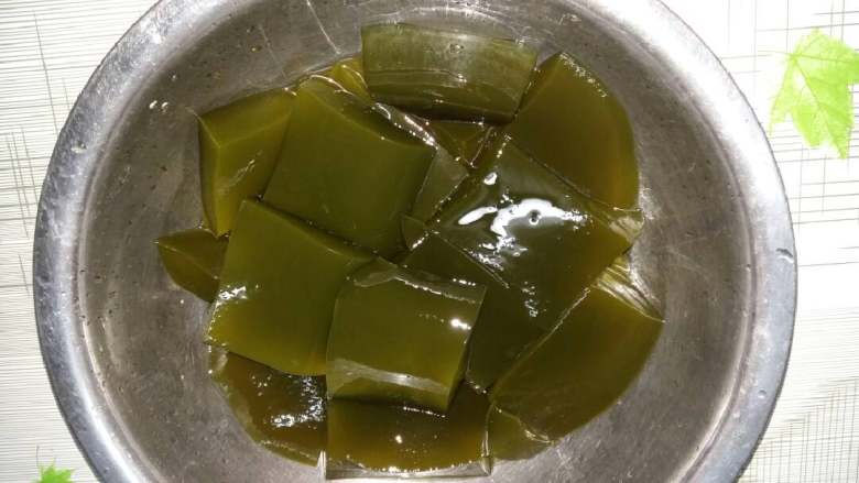观音豆腐(家乡美食),把已凝固的观音豆腐用刀切块,倒入清水目的是为了调清灰水,多换几次清水。