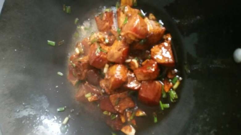红烧瘦肉,放处理好的瘦肉,炒