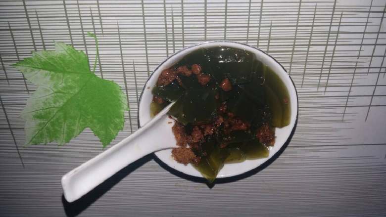 观音豆腐（家乡美食）,用刀切成小块加入红糖，是一款夏季必备的食品。如果一次吃不完需要放入冰箱冷藏。