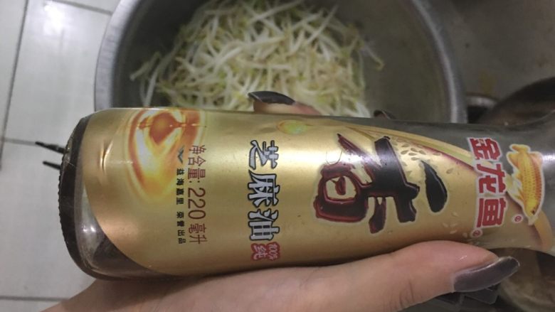家常四川凉面,豆芽水分沥干,倒入香油拌匀,放入冰箱保鲜层
