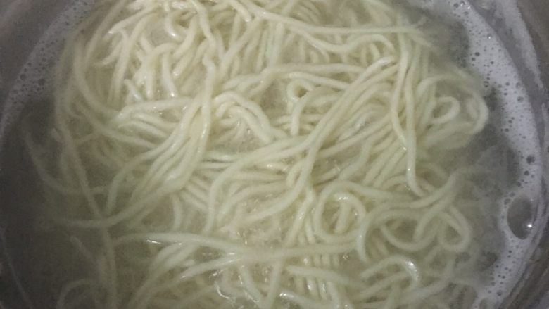 家常四川凉面,(我用汆豆芽的沸水煮面)将面条下到水中,用筷子搅匀,煮至面条夹断之后中间有一个小白点。做凉面的面条不宜煮太熟,口感会变差,这同时,另起一热锅倒入食用油烧热。
