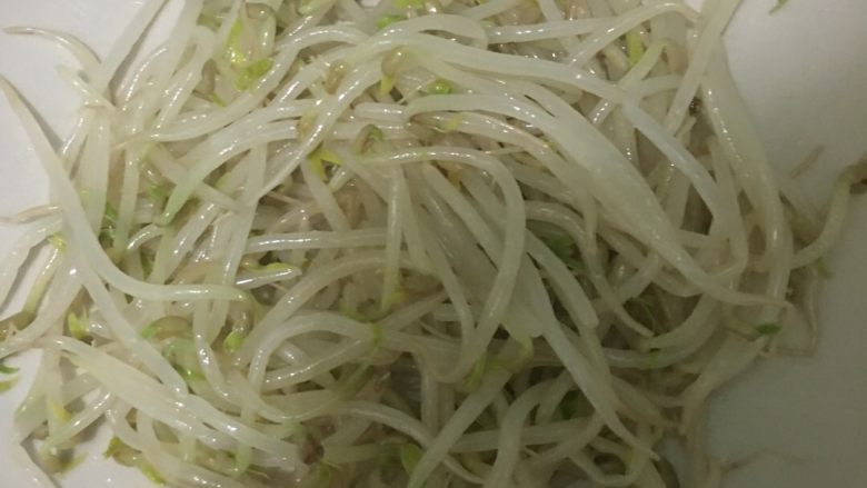 家常四川凉面,料办好了,从冰箱取出豆芽,铺一层在盘底,然后在上面铺一层面,放上切好的<a style='color:red;display:inline-block;' href='/shicai/ 54'>黄瓜</a>丝