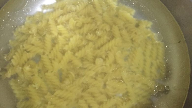 黑椒牛柳炒意粉,烧一锅热水,在锅中放盐和油,然后把意面放下去煮,水沸后八分钟