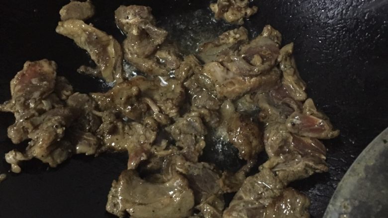 黑椒牛柳炒意粉,热锅放油,先把牛柳炒一下,注意别炒太熟会老掉