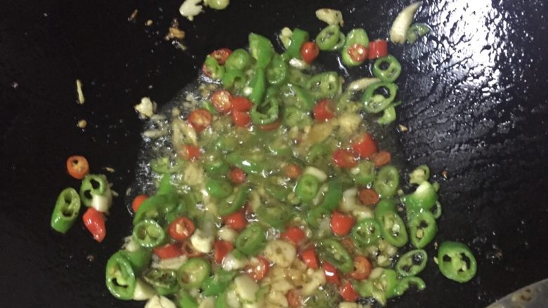 黑椒牛柳炒意粉,炒好牛柳装起来,利用锅中的油,把蒜辣椒先爆香