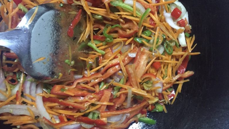 黑椒牛柳炒意粉,然后把所有配菜一同下锅炒,放点盐,炒至熟