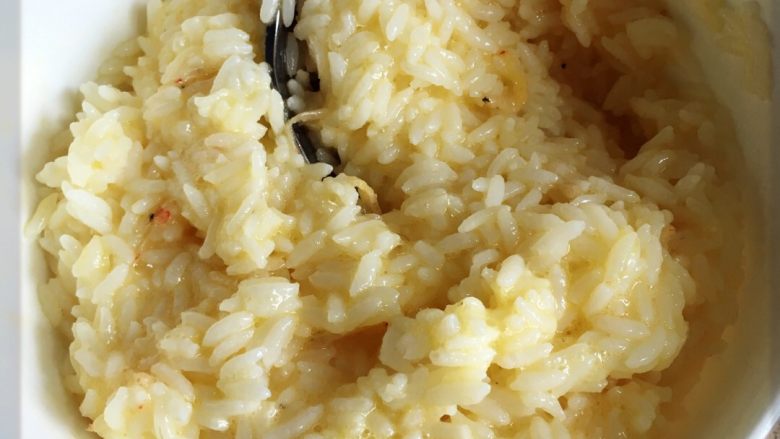 黄金蛋炒饭,搅拌完是这样滴！