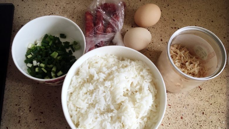 黄金蛋炒饭,老规矩材料图。香菜没进照片。一点点备用就可以