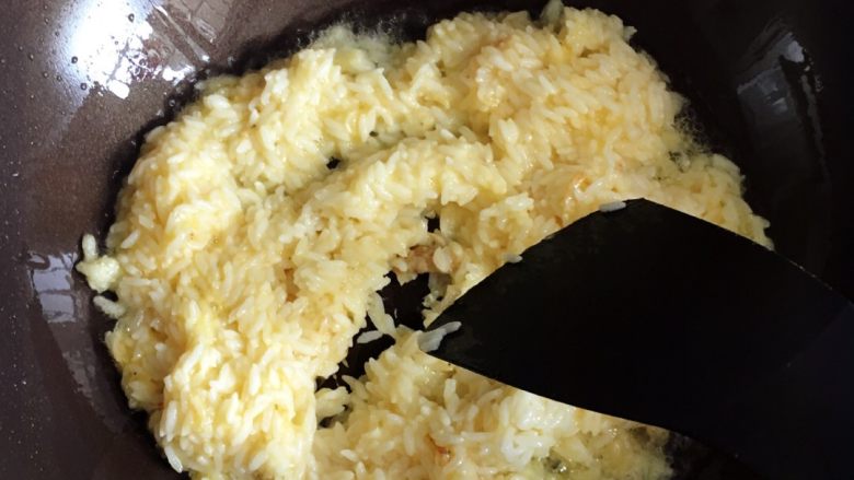 黄金蛋炒饭,入锅翻炒。炒至金黄。喜欢吃香肠的可以加入香肠粒翻炒（我这次没加）。然后出锅前放入葱花。因为前面饭里加过盐了。尝下口味合适就不需要加盐。起锅。