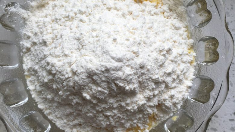 玉米鸡蛋饼,加两勺面粉,少量盐或糖