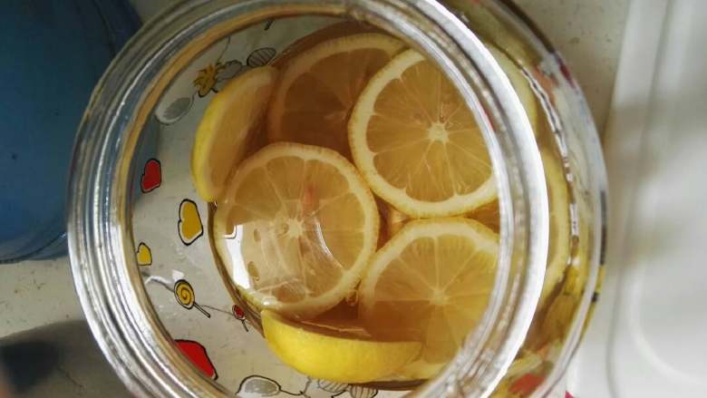 蜂蜜柠檬茶,然后再将柠檬平铺在底部,然后再一层蜂蜜,再一层柠檬。就这样一层蜂蜜一层柠檬的把密封罐铺满