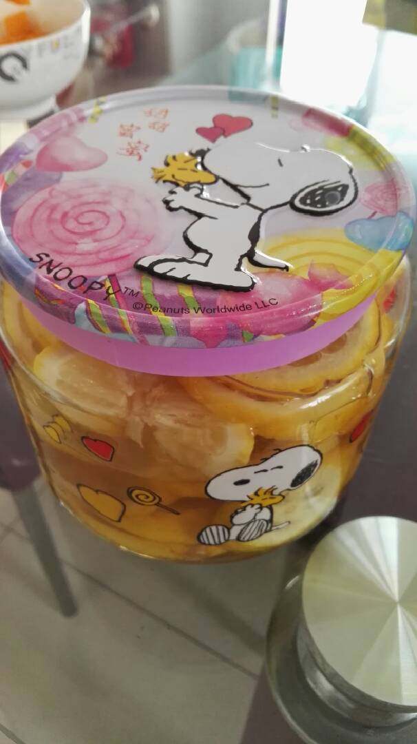 蜂蜜柠檬茶,最后把蜂蜜全倒入密封罐,没过柠檬片,然后再盖好盖子,放入冰箱冷藏4~5天后就可以拿出来泡茶喝了