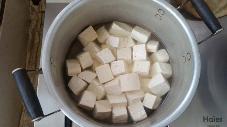 营养素食:虾酱豆腐,<a style='color:red;display:inline-block;' href='/shicai/ 465'>豆腐</a>切成3cm小块,放入冷水锅中煮开。