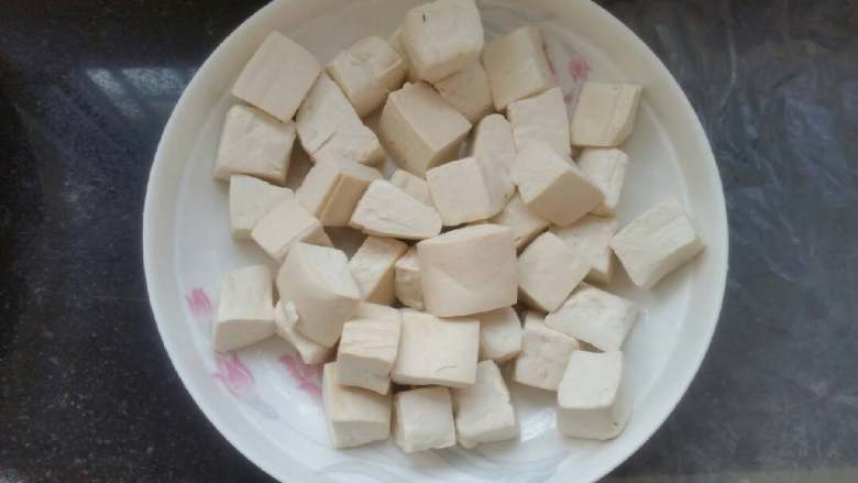 营养素食:虾酱豆腐,豆腐煮出蜂窝后,捞出沥干水份待用。