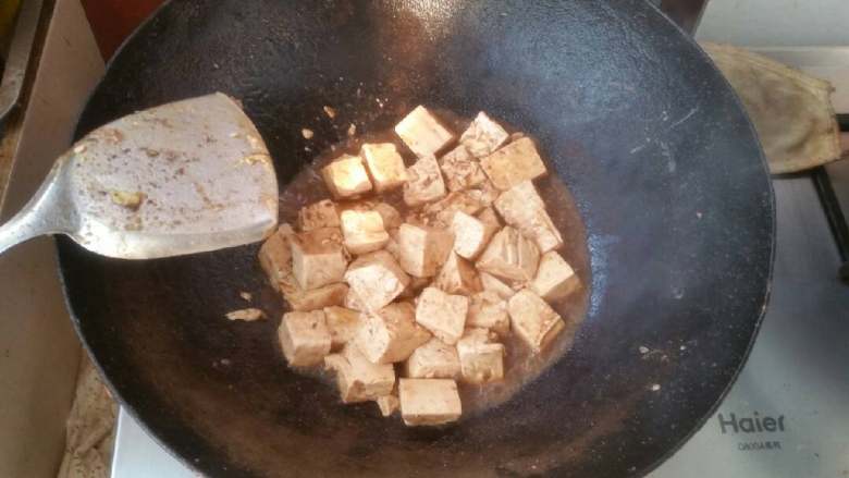 营养素食:虾酱豆腐,加入少许水,焖煮豆腐。