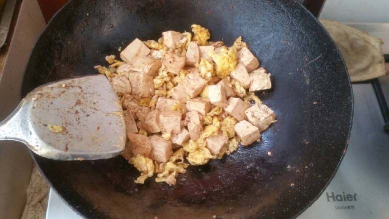 营养素食:虾酱豆腐,下入炒鸡蛋,姜粒翻炒均匀。