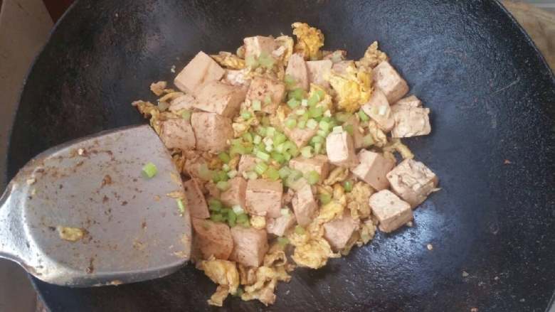 营养素食:虾酱豆腐,关火撒上芹菜末,成功!