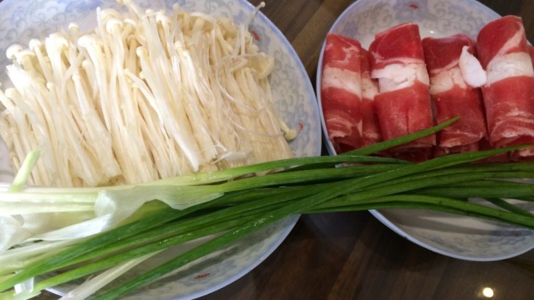 清蒸金针肥牛卷,食材:香葱。