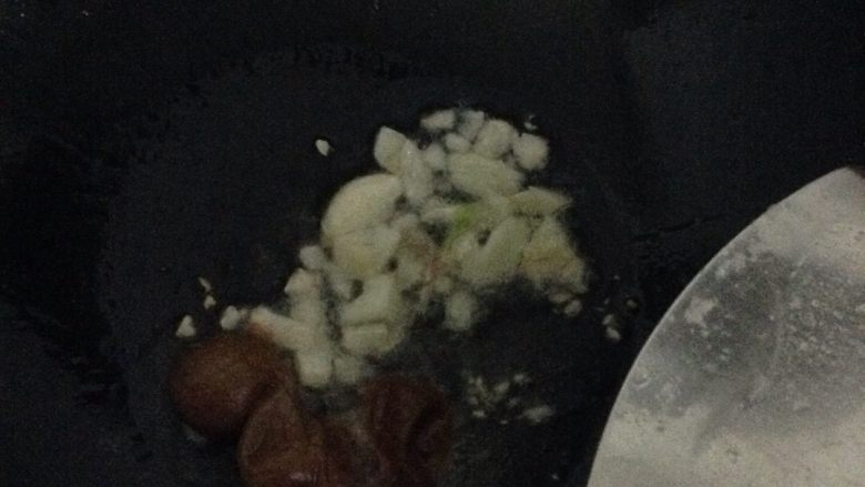 咸梅白茄子,食用油下锅,放入蒜瓣爆香,把咸梅捏碎放入。