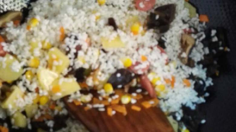 #年夜饭#红鲟蒸糯米饭,起油锅放葱头炒出香味再放沥好的糯米,快速翻炒,然后陆续加配料