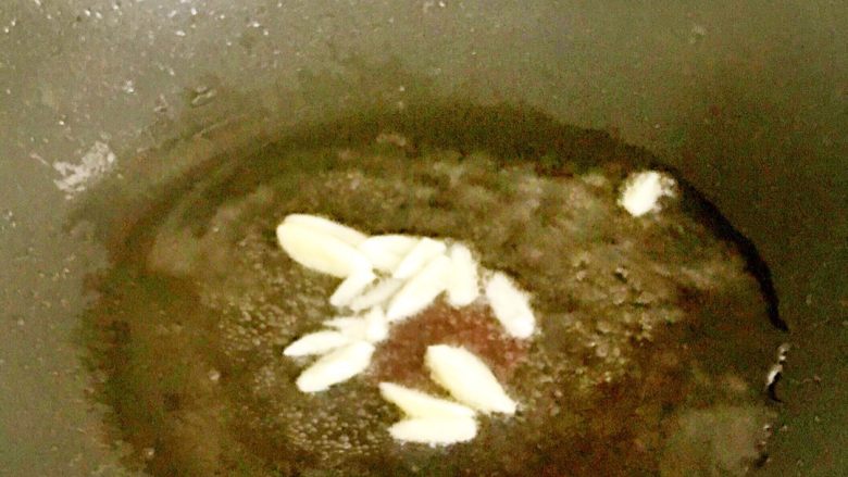 尖椒肥肠,锅内添加油,放入配料