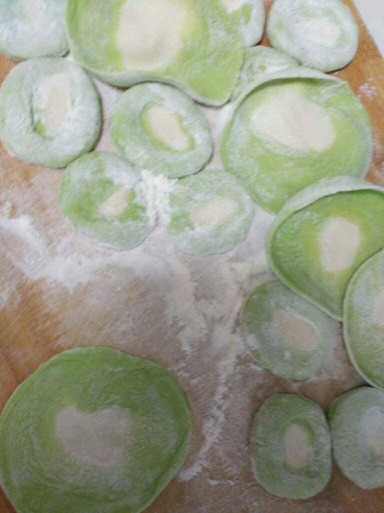 “百财”饺子,用青汁和一块绿色的面,再和一块白色的面,搓成条,绿色的包在白色的外面,杆成饺子皮包饺子