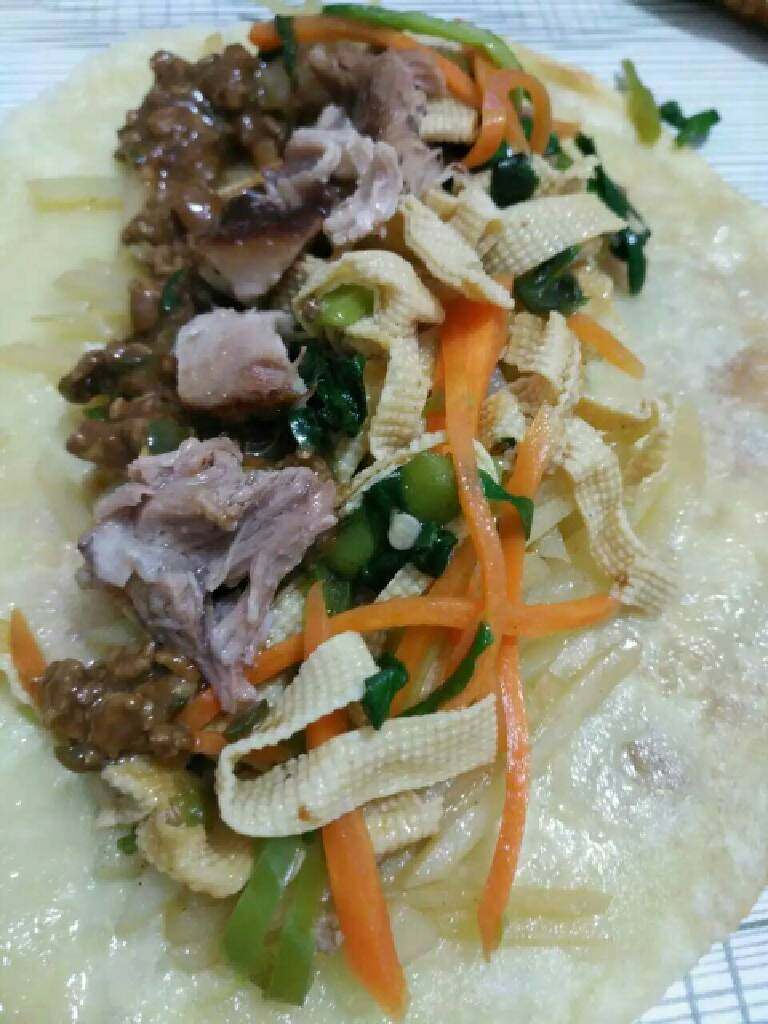 香死人卷饼+#有个故事#,饼卷土豆丝豆芽加肉酱加点<a style='color:red;display:inline-block;' href='/shicai/ 131'>香菜</a>，也可以加点肘子肉，青菜或者葱，依个人口味！