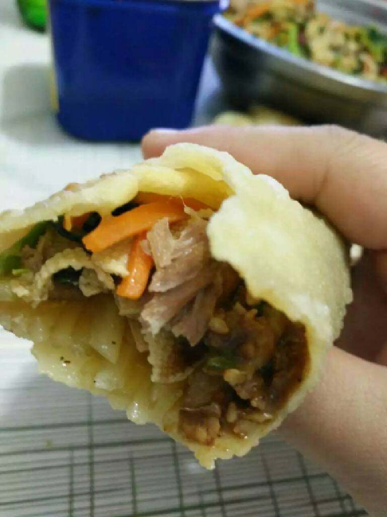 香死人卷饼+#有个故事#,每次做的卷饼都很好吃！这个是烫面饼，饼皮不酥，饼比较软，有韧性，都一样好吃了。