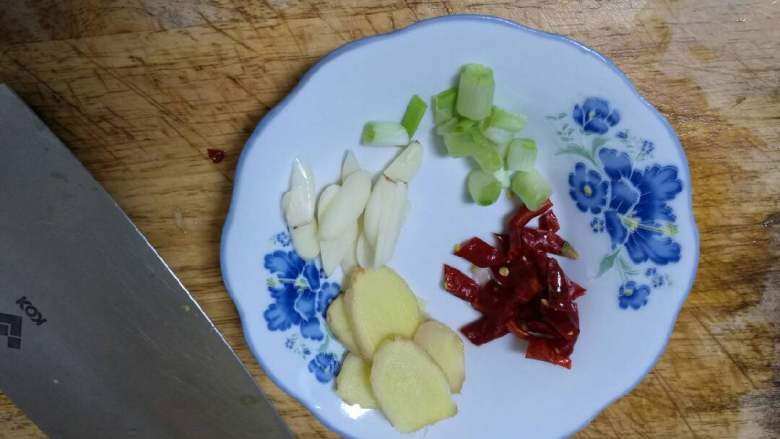 丝瓜烧豆腐,葱姜蒜洗净切碎备用。爱吃辣的,辣椒皮洗净切碎备用