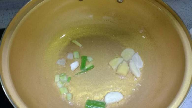 丝瓜烧豆腐,炒锅烧热加烹调油稍热,依次加入葱姜蒜(爱吃辣先放辣椒皮煸炒)煸炒