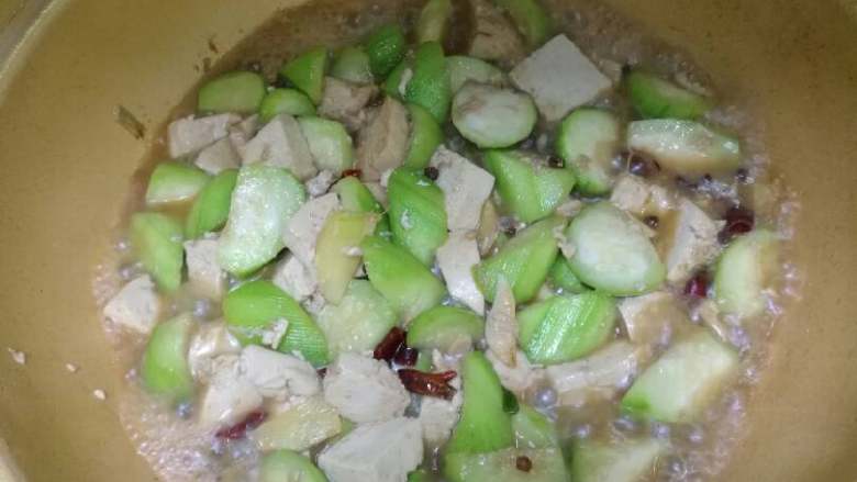 丝瓜烧豆腐,稍煸炒一分钟,加入一小碗水,大火烧滚,盖上锅盖烧三分钟,加入鸡精和盐,再少用点水淀粉勾芡,装盘