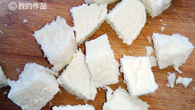 奶香菠萝小方,然后馒头切块。(不要切得太薄)