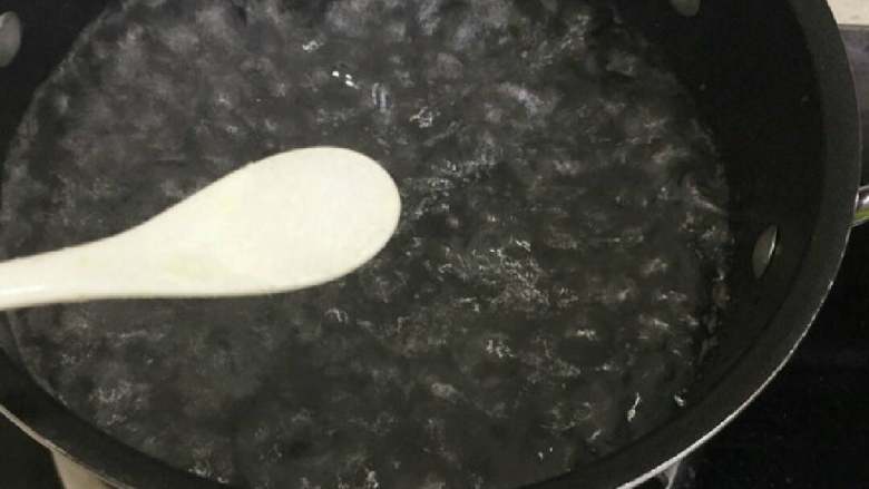 橄榄菜+意大利面,煮开一锅水,加一勺盐,下意面煮八分钟。