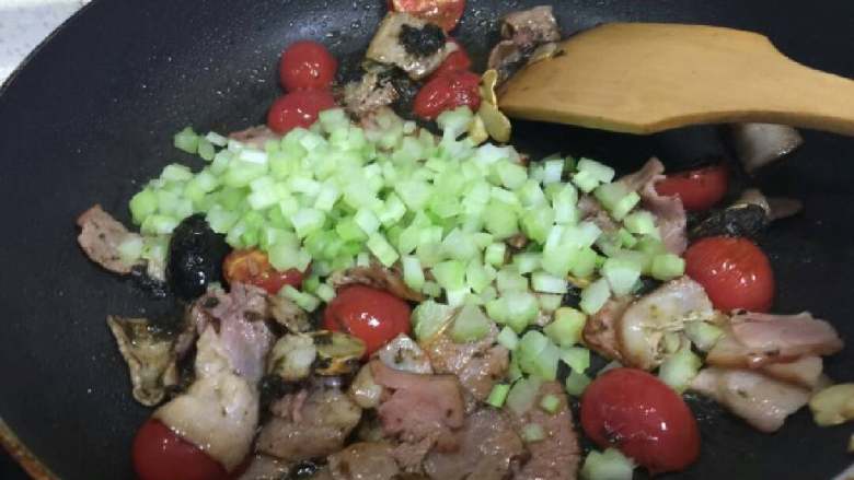 橄榄菜+意大利面,倒入两大勺<a style='color:red;display:inline-block;' href='/shicai/ 2862'>橄榄菜</a>,芹菜丁,翻炒。