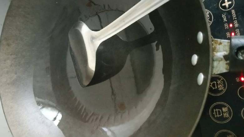 丝瓜炒毛豆,开锅，点火，放油，制热