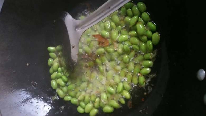 丝瓜炒毛豆,倒进<a style='color:red;display:inline-block;' href='/shicai/ 67'>毛豆</a>，先炒几分钟