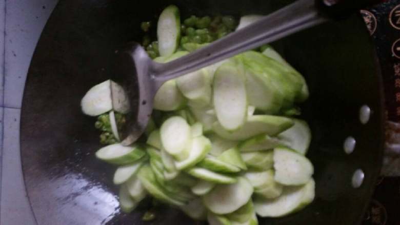 丝瓜炒毛豆,倒进切好的<a style='color:red;display:inline-block;' href='/shicai/ 57'>丝瓜</a>，一起炒，几分钟后放些许盐