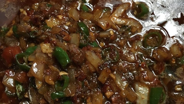 耙茄子,最后把蒸好的茄子,装入盘子里,面上加入这个料就可以了,