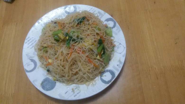 炒粉干,把锅热了倒油,油不要太多因为粉干不太吸油。把粉干倒入炒,火要大这样炒的才好吃,把炒好的菜倒入炒,放少许盐和<a style='color:red;display:inline-block;' href='/shicai/ 692'>酱油</a>翻炒,喜欢吃辣的可以放点辣椒或者辣椒酱。 一盘炒粉就完成啦。