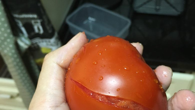 番茄炖牛腩,煮至开口,可以剥皮