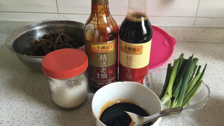 葱油拌面,我这里用的是大葱葱段,因为没有小香葱,用小香葱炸出来的葱段会好看一些。去葱白留葱叶,切段儿备用。汁儿我以调好备用。