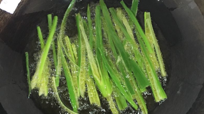 葱油拌面,锅内倒入食用油,慢火榨葱油。