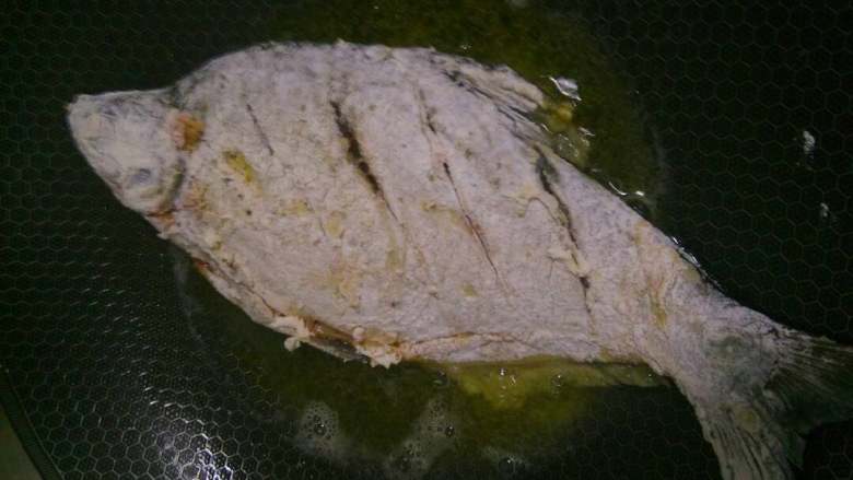 糖醋鱼,鱼切花刀,先用盐和酱油腌制,再裹上一层面糊放入油锅炸至焦脆。