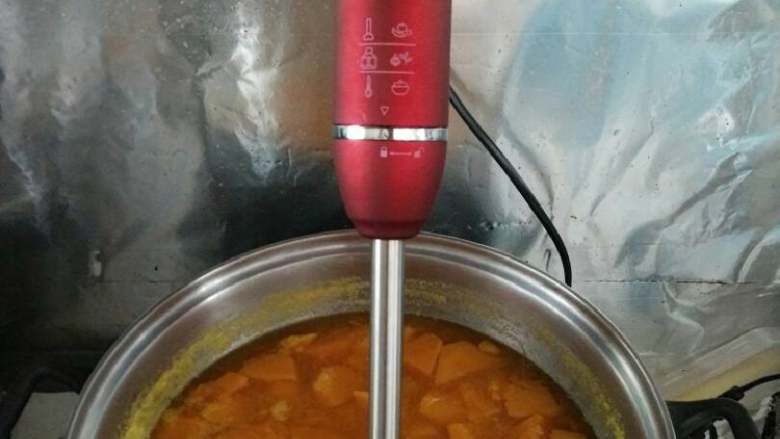 南瓜粥,用料理机将煮好的南瓜打碎,搅拌成蓉
