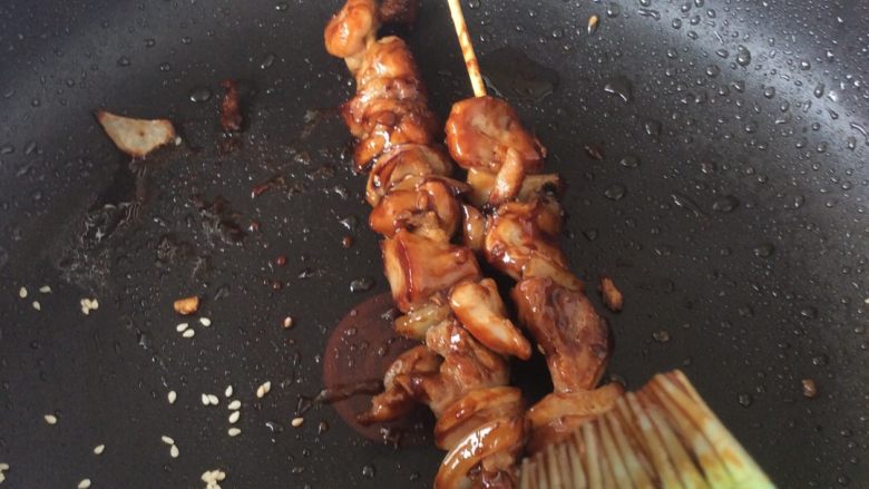蜜汁鸡串,待鸡串熟后,涂抹蜜汁