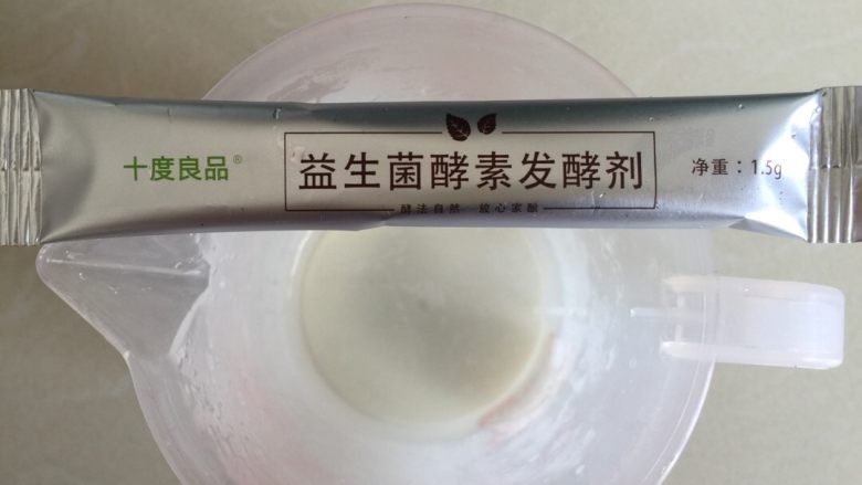 红心火龙果酵素,激活菌粉，在量杯中加入100ml的温开水(40度左右)，倒入菌粉搅拌溶解待用