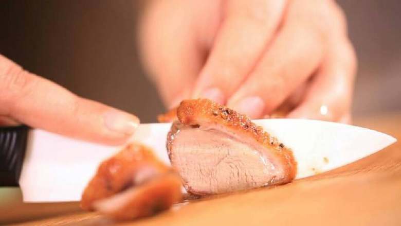 法式香橙煎鸭胸 ,取出烤好的鸭胸肉,切成片,摆入盘中。