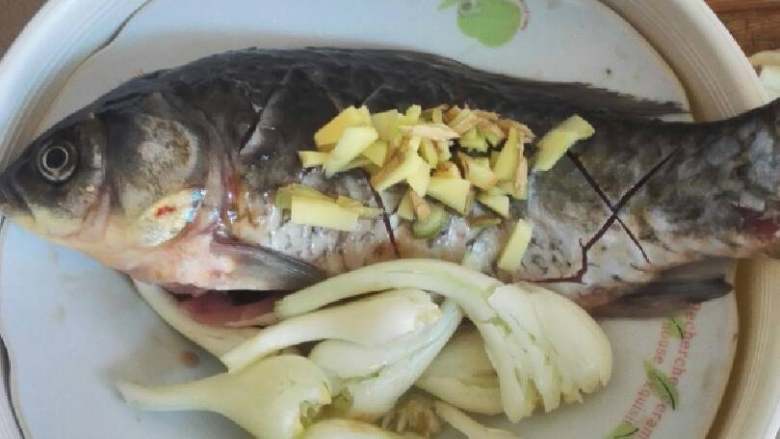 红烧鲫鱼,把鱼🐠身划成平行四边形,撒上盐和酱油,腌好,准备配菜,<a style='color:red;display:inline-block;' href='/shicai/ 3657'>荞头</a>用刀拍扁